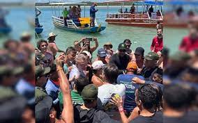 BRASIL: BOLSONARO É SEGUIDO POR JANGADAS EM PASSEIO POR PISCINAS NATURAIS EM ALAGOAS
