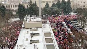 MUNDO: POLONESES PROTESTAM NAS RUAS CONTRA REFORMA NOS MEIOS DE COMUNICAÇÃO DO PAÍS