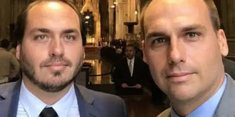 “Operação ilegal, imoral e cheias de excessos da PF”, diz Eduardo Bolsonaro em defesa do irmão Carlos