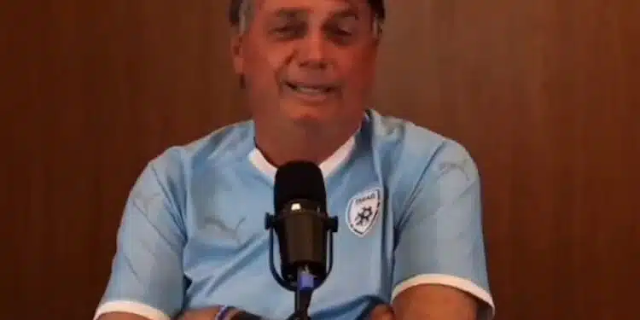 Live de Bolsonaro e filhos bate audiência de Lula e ex-presidente ironiza o petista: ‘A live brocha’