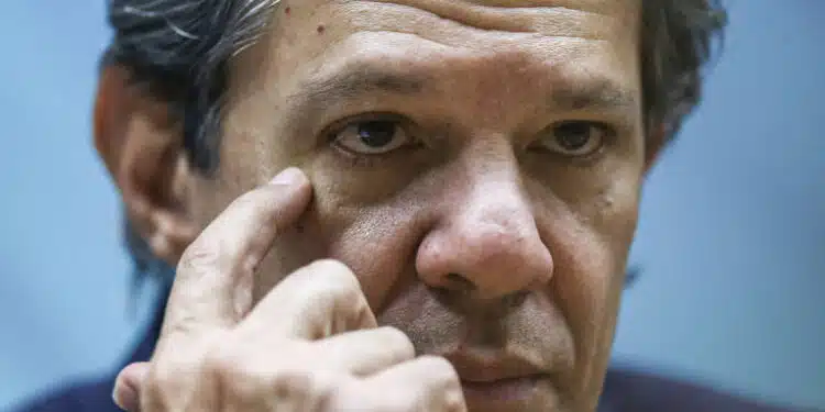Taxação de Haddad “acabou” com compras baratas para população de baixa renda