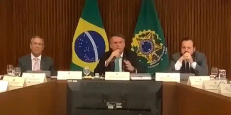 Reunião de Bolsonaro com ministros foi filmada por trás de um vidro, VEJA VÍDEO
