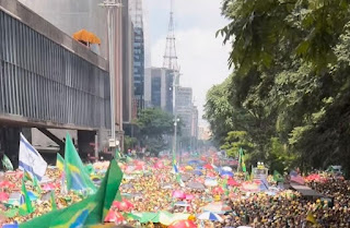 Vários quarteirões da Paulista já estão tomados por manifestantes