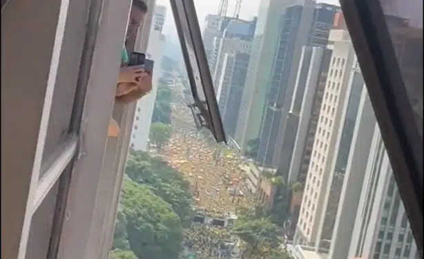 Repórter sobe em cima de prédio e mostra multidão surreal em ato na Paulista; VEJA VÍDEO