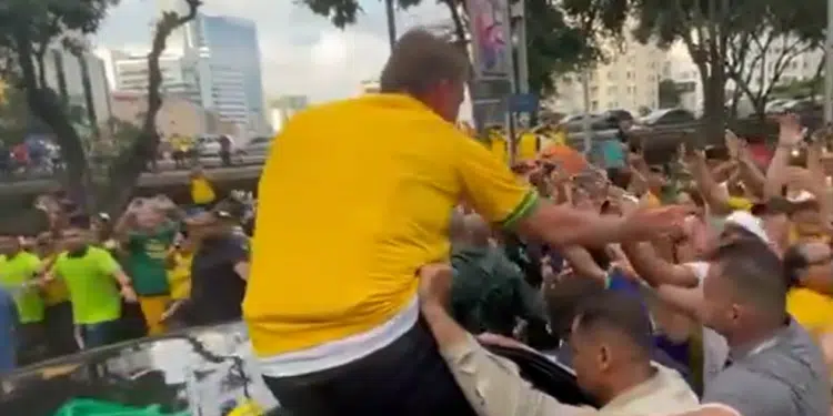 Bolsonaro deixa Paulista em cima de carro, em clima de festa com a multidão; VEJA VÍDEO