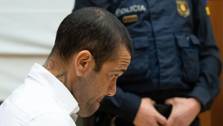 Daniel Alves é convocado para ir a tribunal espanhol nesta quinta (22)