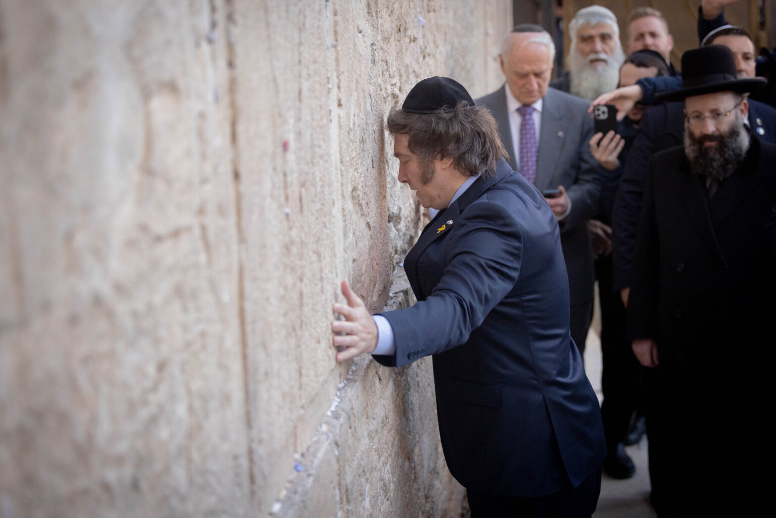 Javier Milei anuncia que mudará embaixada da Argentina em Israel para Jerusalém