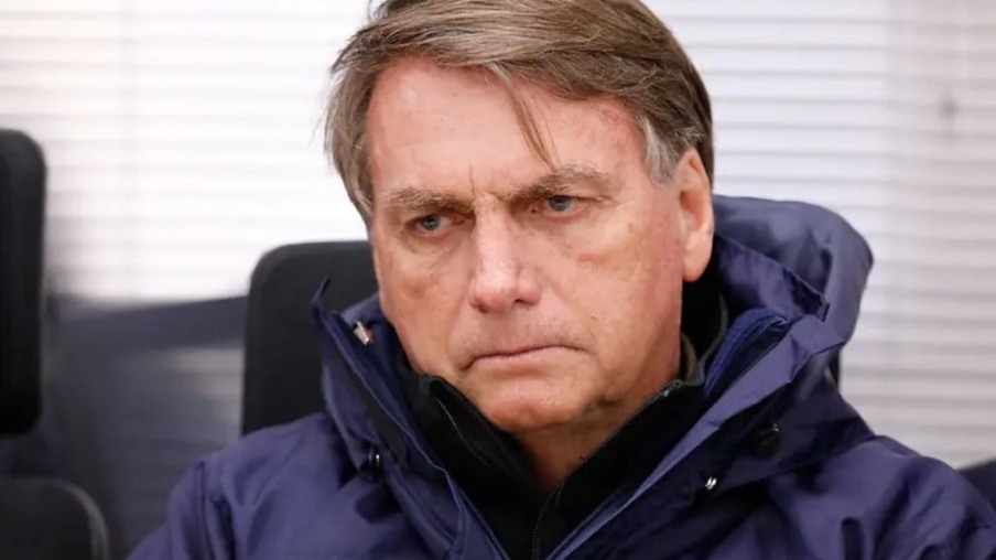 Bolsonaro, por meio de sua defesa, pede ao STF que passaporte seja devolvido