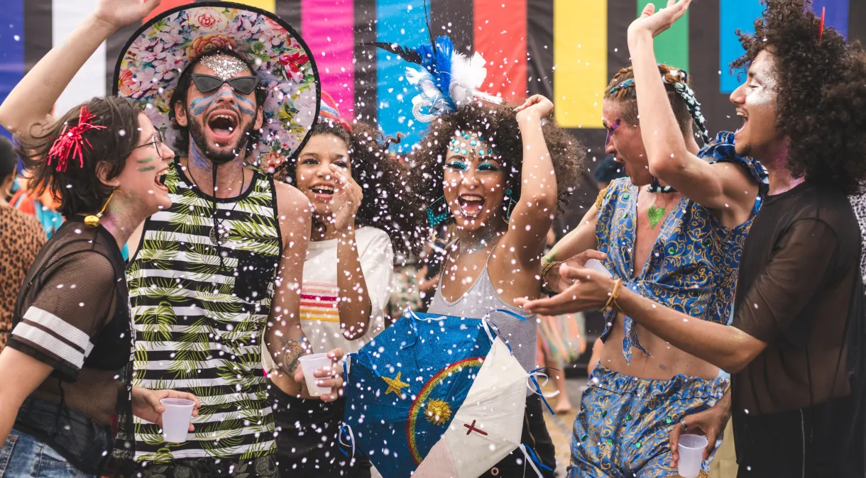 Estudo mostra como glitter usado no carnaval contamina rios e oceanos