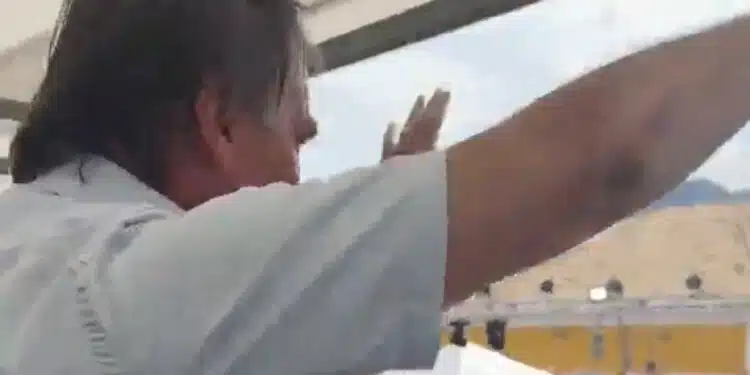 AGORA: Bolsonaro é recebido por multidão no litoral de SP; VEJA VÍDEO
