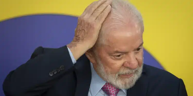 Assinaturas para pedido de impeachment de Lula crescem, veja quantos já assinaram