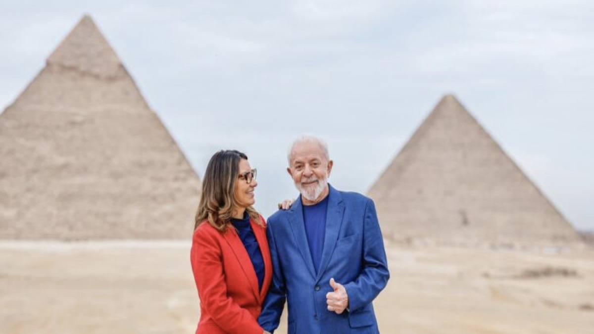 Lula e Janja aproveitam ‘folga’ e visitam as pirâmides e a esfinge no Egito