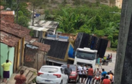 Trio elétrico desce ladeira de ré e atinge casa em Messias, AL: 'Acabou com o muro'