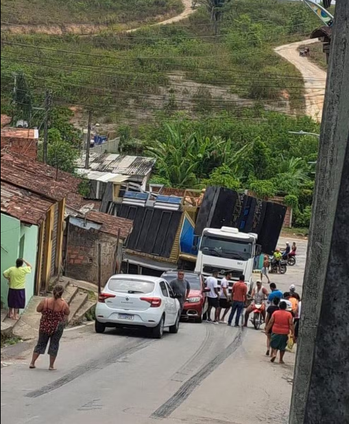 Trio elétrico desce ladeira de ré e atinge casa em Messias, AL: 'Acabou com o muro'