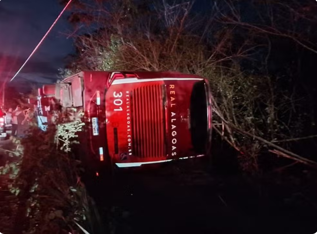 Ônibus com 25 passageiros tomba e deixa feridos na BR-101 em Alagoas