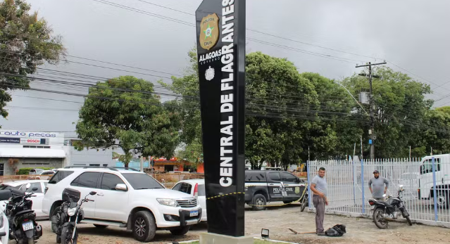 Mãe é presa após trancar filha de 6 anos sozinha em casa em Maceió para ir a festa em outra cidade