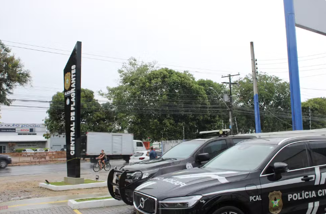 Homem é preso em Maceió por tentar esganar a mãe e agredir PM com extintor de incêndio