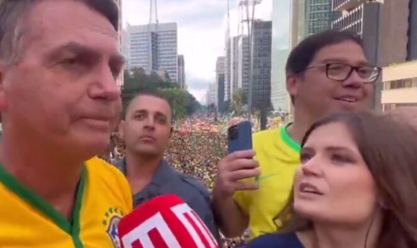 Jornalista tenta encurralar Bolsonaro e toma “drible” desconcertante (veja o vídeo)