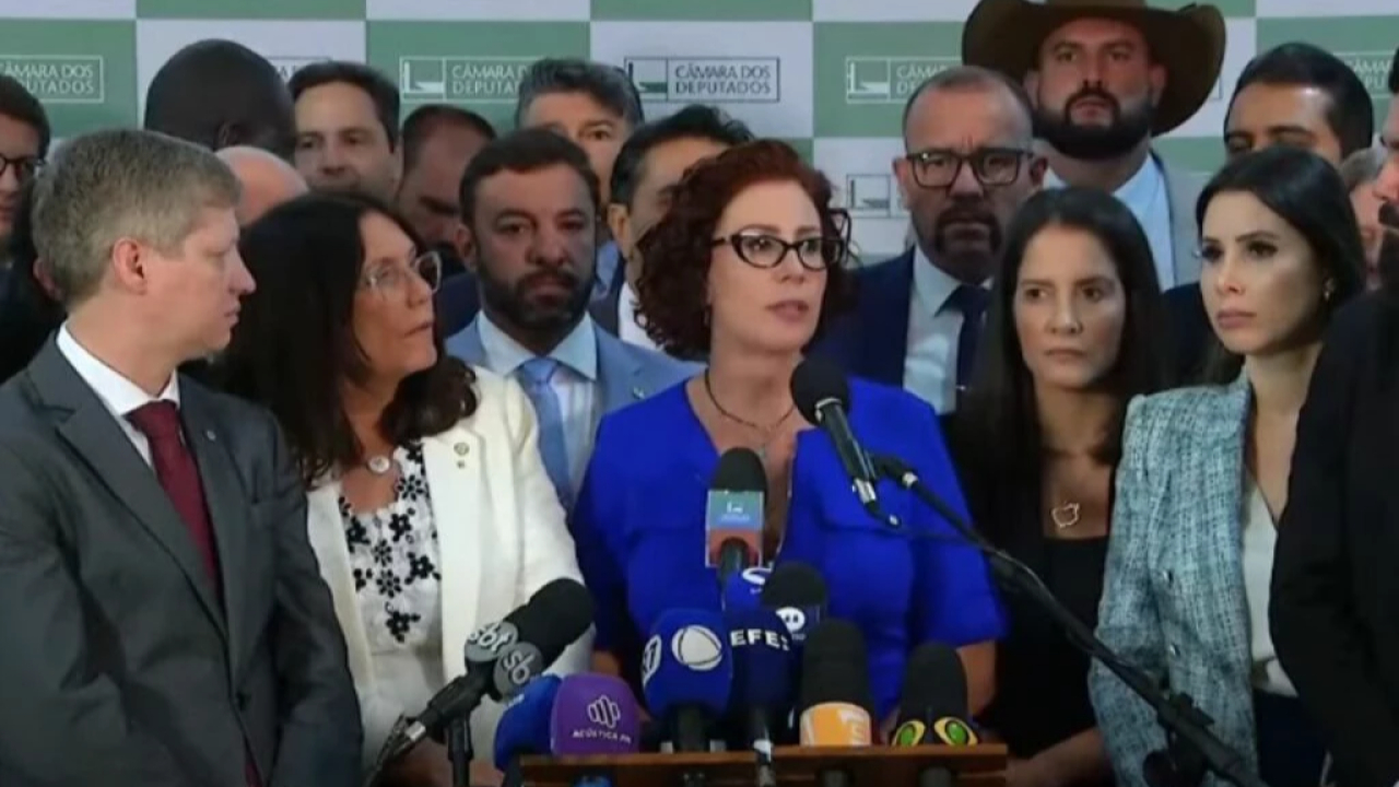 MAIS DE 120 DEPUTADOS ASSINAM PEDIDO DE IMPEACHMENT DE LULA