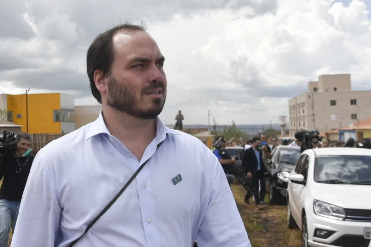 Já estava fora da ABIN: Print usado pela PF para incriminar Carlos Bolsonaro é posterior a saída de Ramagem