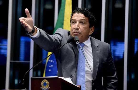 Magno Malta relembra prisão de Daniel Silveira e detona condecorações de ministros do STF