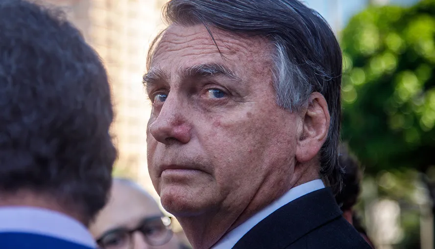 TSE trabalhou para me prejudicar e eleger Lula, diz Bolsonaro