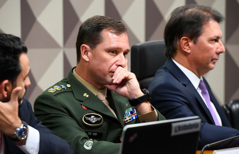 Moraes libera conversas apreendidas em celular de Mauro Cid