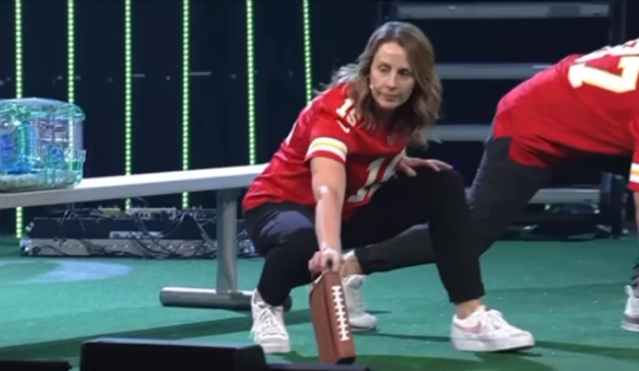 Líderes de igreja causam críticas ao chutar Bíblia no “Super Bowl do Sermão”