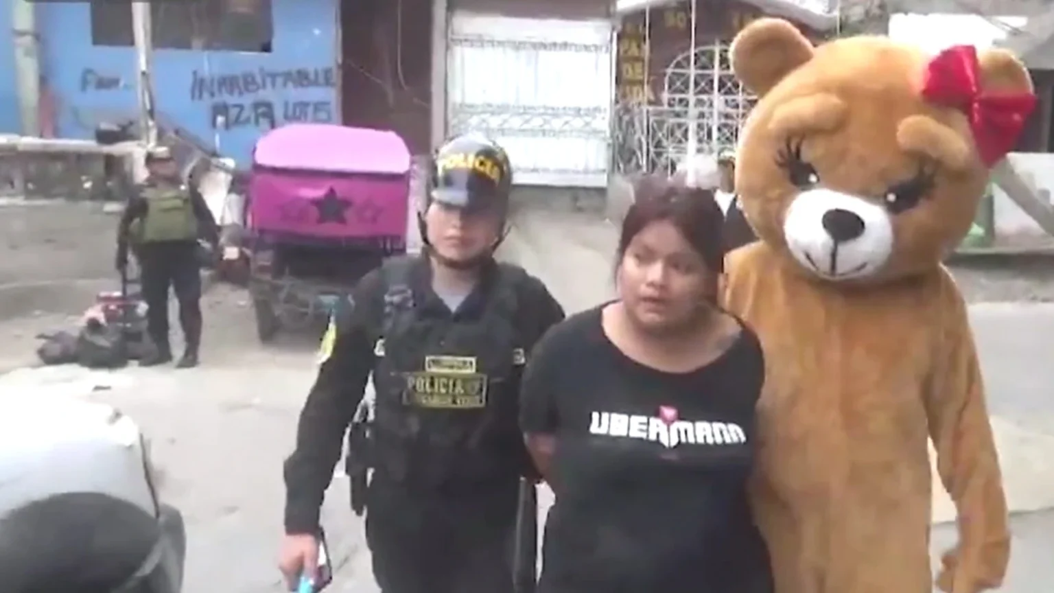 POLÍCIAPolicial fantasiado de ursinho prende mãe e filha traficantes; VEJA VÍDEO
