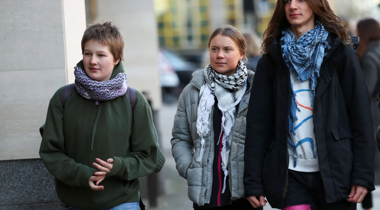 Greta Thunberg é julgada após prisão em protesto; promotor diz que ela recebeu “aviso final”