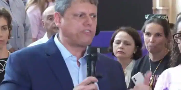 Tarcísio faz forte discurso, sobe o tom e defende policiais ao falar sobre denúncia à ONU; VEJA VÍDEO