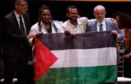 VÍDEO: Lula posa para foto com bandeira da Palestina durante evento do Ministério da Cultura; VEJA