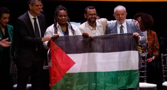 VÍDEO: Lula posa para foto com bandeira da Palestina durante evento do Ministério da Cultura; VEJA