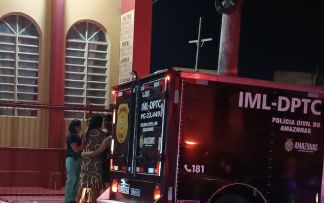 SEM PERDÃO: Homem é esfaqueado até a morte na frente de igreja evangélica na capital em Manaus
