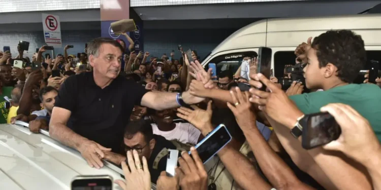 Aos gritos de “mito” e “volta”, Bolsonaro é recebido por apoiadores no Aeroporto de Salvador; VEJA VÍDEO