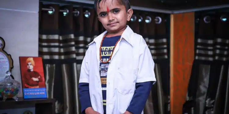 Indiano parece uma criança, mas é o “menor médico do mundo”