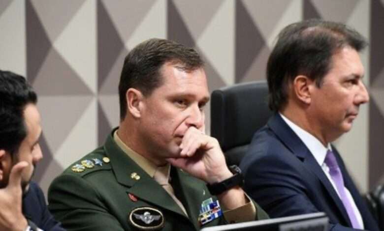 Ao contrário do que diz a PF, Mauro Cid nega acusar Bolsonaro como mandante de falsificação de certificados de vacina