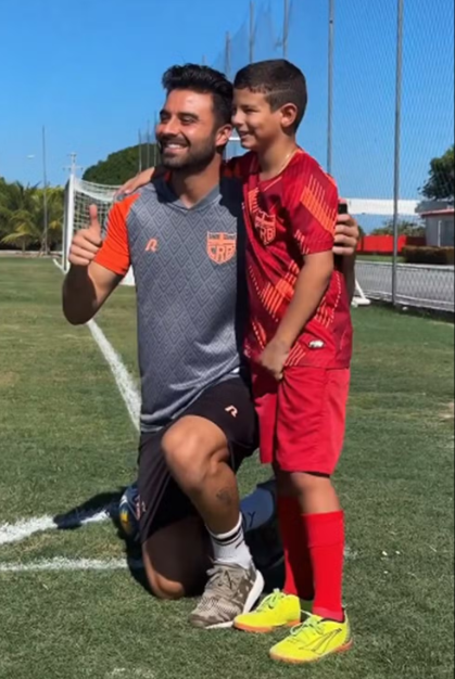 Garoto Matheus encontra goleiro do CRB no CT depois de se emocionar ao ganhar suas luvas