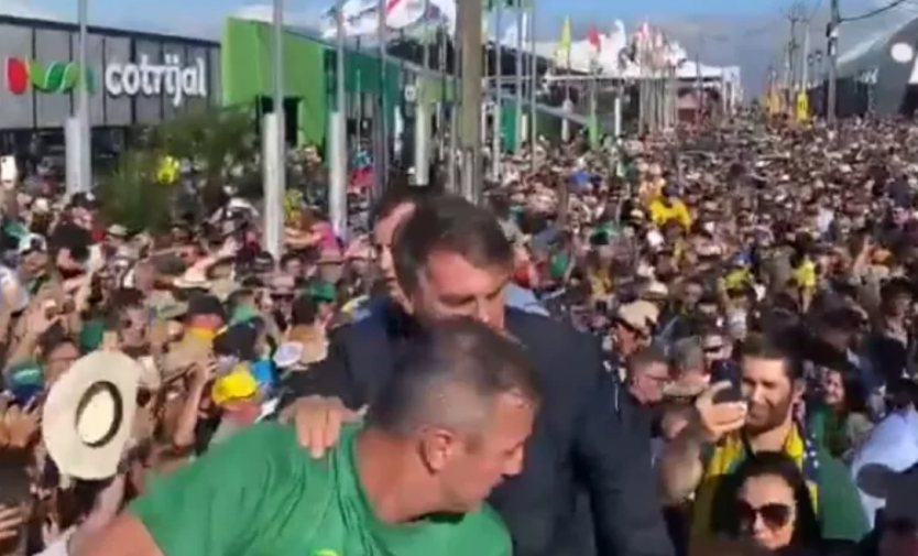 Em evento do agro, Bolsonaro é ovacionado por multidão (veja o vídeo)