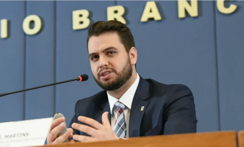 Derrubando a tese da PF, Latam informa que Filipe Martins comprou passagem para Curitiba