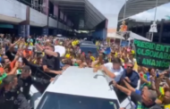 Multidão recebe Jair Bolsonaro no aeroporto de Salvador (veja o vídeo)