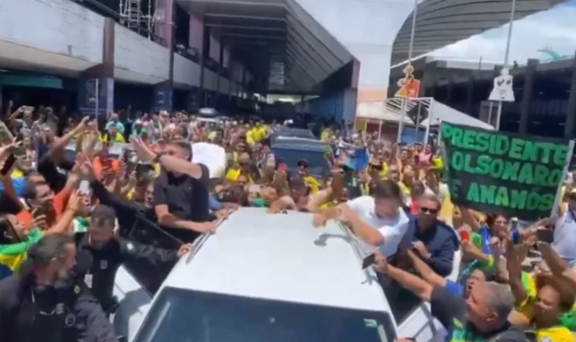 Multidão recebe Jair Bolsonaro no aeroporto de Salvador (veja o vídeo)