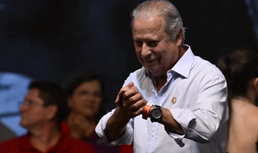 Em festa de aniversário de Zé Dirceu, a nova namorada, uma juíza eleitoral, aparece discretamente