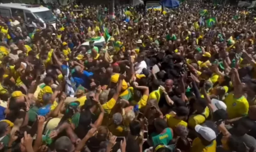 Ex-presidente criticou duramente o partido do atual prefeito da cidade, o petista Fabiano Horta  O ex-presidente Jair Bolsonaro (PL), que arrasta multidões de apoiadores por onde passa, esteve no município fluminense de Maricá, nesta sexta-feira (15). Ao lado do senador Flávio Bolsonaro (PL-RJ), o ex-chefe do Executivo brasileiro discursou para um “mar de gente”, em pleno dia útil.  Bolsonaro recebeu o carinho de seus apoiadores maricaenses e criticou o partido do atual prefeito da cidade, Fabiano Horta, que é do PT.  LEIA MAIS  Bolsonaro atrai multidão em sete cidades do RJ no mesmo dia (veja o vídeo) Jovem questiona Gleisi Hoffmann e é agredido por deputado do PT: 