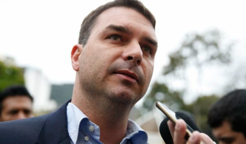 Flávio: “Enquanto Lula derrete, Bolsonaro é ovacionado”