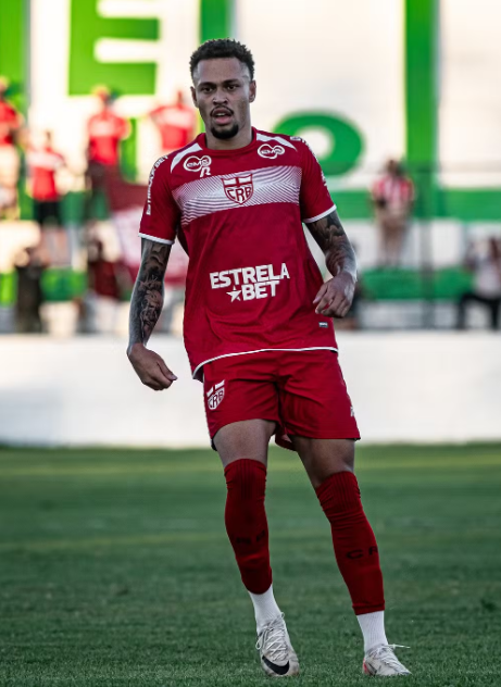 Lateral do CRB, Vitinho sofre ruptura do ligamento cruzado e vai passar por cirurgia