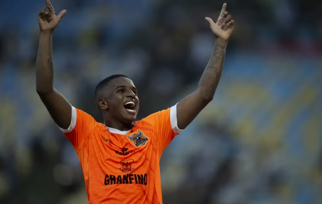 Lembra dele? Ex-atacante do CRB faz gol no Vasco e coloca o Nova Iguaçu na final do Carioca