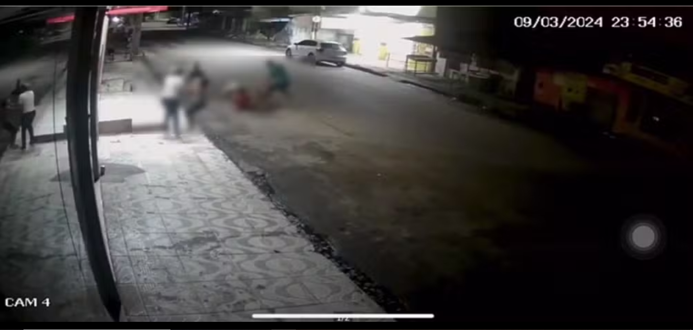 Homem persegue e espanca ex-companheira na frente do filho criança em Alagoas