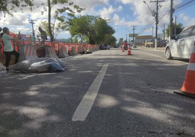 Mulher morre em acidente entre moto e carro na Durval de Góes Monteiro, em Maceió