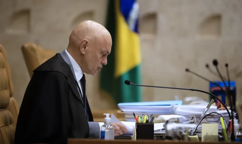 Moraes dá prazo para PGR decidir se indicia Jair Bolsonaro